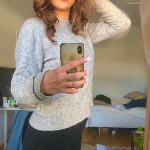 Filippa K sweatshirt - Grå tröja från Filippa K i ull- och jakhår! Egentligen storlek XL men har krympt i tvätten så passar ca S/M. Nypris 3200kr