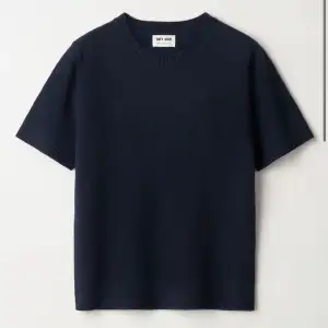*säljer igen* Mörkblå soft goat tröja storlek L. Aldrig använd så tröjan är i nyskick. ❤️nypris 2195kr