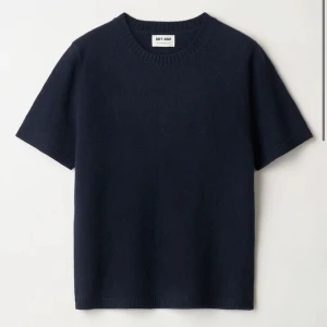 Soft goat tröja - *säljer igen* Mörkblå soft goat tröja storlek L. Aldrig använd så tröjan är i nyskick. ❤️nypris 2195kr