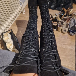 Strl 39 Stövlar  - Snörning upp över knä stövlar kvinnor låg häl jstrl 39