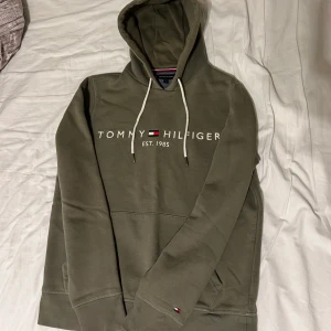 Tommy Hilfiger Grön Hoodie - Passar fint på kroppen och är skönt. Mötesplats kan diskuteras.