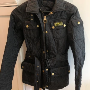 Barbour jacka - Svart Barbour jacka (dam) storlek 34 i fint skick.