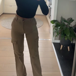 cargo byxor - Cargobyxor från stradivarius som ej kommer till användning, inte använda mer än 3 gånger så inget är fel på dom.