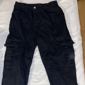 Cargo pants - Svarta cargobyxor från BikBok 