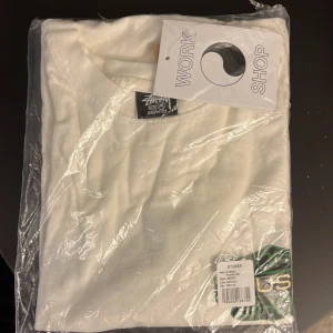 Stüssy Our legacy workshop T shirt - Stüssy x Our legacy workshop Tee  DSWT i plasten  Size M   