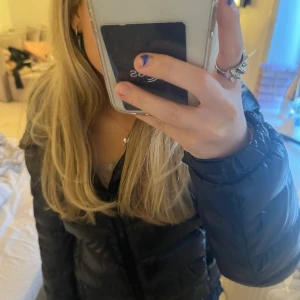 Tjock Colmar jacka - Säljer denna Colmar jackan❤️ den är ganska tjock och är i jättejättebra skick (inga defekter) trots att jag har använt den mycket!! 🙌🏼 nypris: 6000 kr!! Buda!