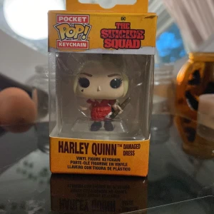 funko pop - en harley quinn från the suicide squad funko pop nyckelring. köptes för 170kr säljer för 100kr (köparen står för frakten 29kr)