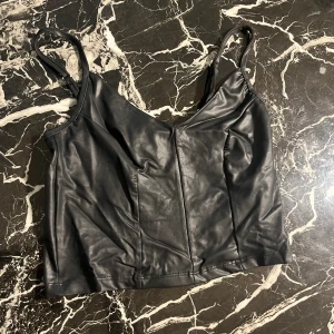 Topp - Svart läderaktig topp i strl s, från new yorker. Hel och ren ☺️