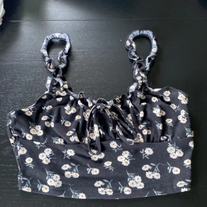 Topp - En fin sommartopp, är ganska kort men fin när den sitter på. Storlek M TRYCK INTE PÅ KÖP NU!!!