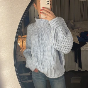 Stickad tröja  - Superfin ljusblå stickad tröja från hm 💖