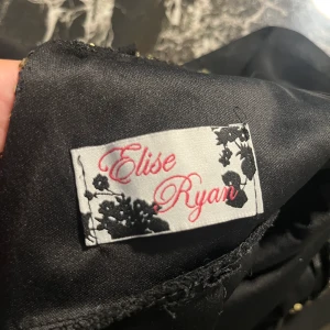 Paljettklänning  - Klänning med guldpaljetter, öppen rygg. Gissar på strl s.. Använt den en gång på nyår. Hel och ren. ☺️