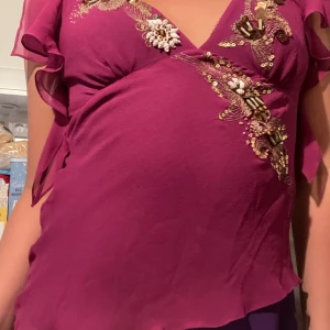 Cute y2k topp lila<3 - Det är en super sött y2k topp!!Jag skulle vilja ha den men den passar inte mig:( Super duper bra skick<3(priset kan diskuteras:)