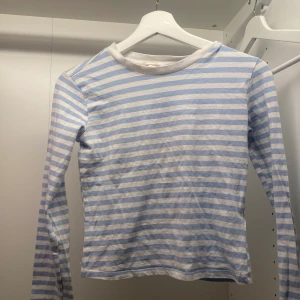 Randig tröja  - Randig tröja från H&M strl xs bra skick