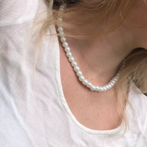 Vitt pärlhalsband - Jätte fint pärlhalsband i färgen vit!  Man väljer storlek själv annars är storleken 45cm !  Frakten är 13kr Kontakta mig för att köpa ✌️