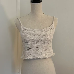 Zara topp - Jätte fin beige, ”virkad” topp ifrån zara!