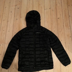Peak jacka  - Säljer min sköna peak performance jacka då jag köpt en ny jacka. Nypris 1600 kr. Den har tyvärr två små hål på vänsterarmen därav priset. Hålen går nog att sy ihop 