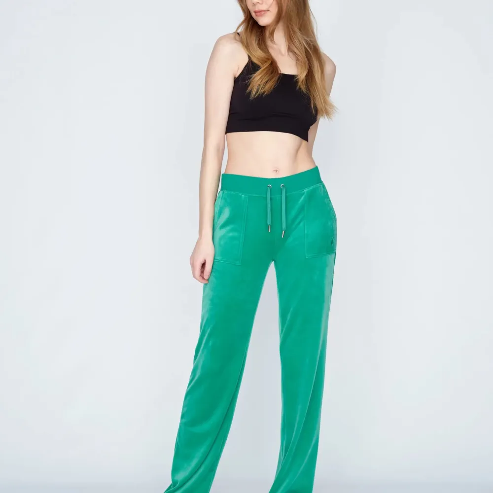Jag söker dessa juicy couture byxor i färgen gumdrom green! Skulle kunna tänka mig att betala 700-850 om de är i nyskick!. Jeans & Byxor.