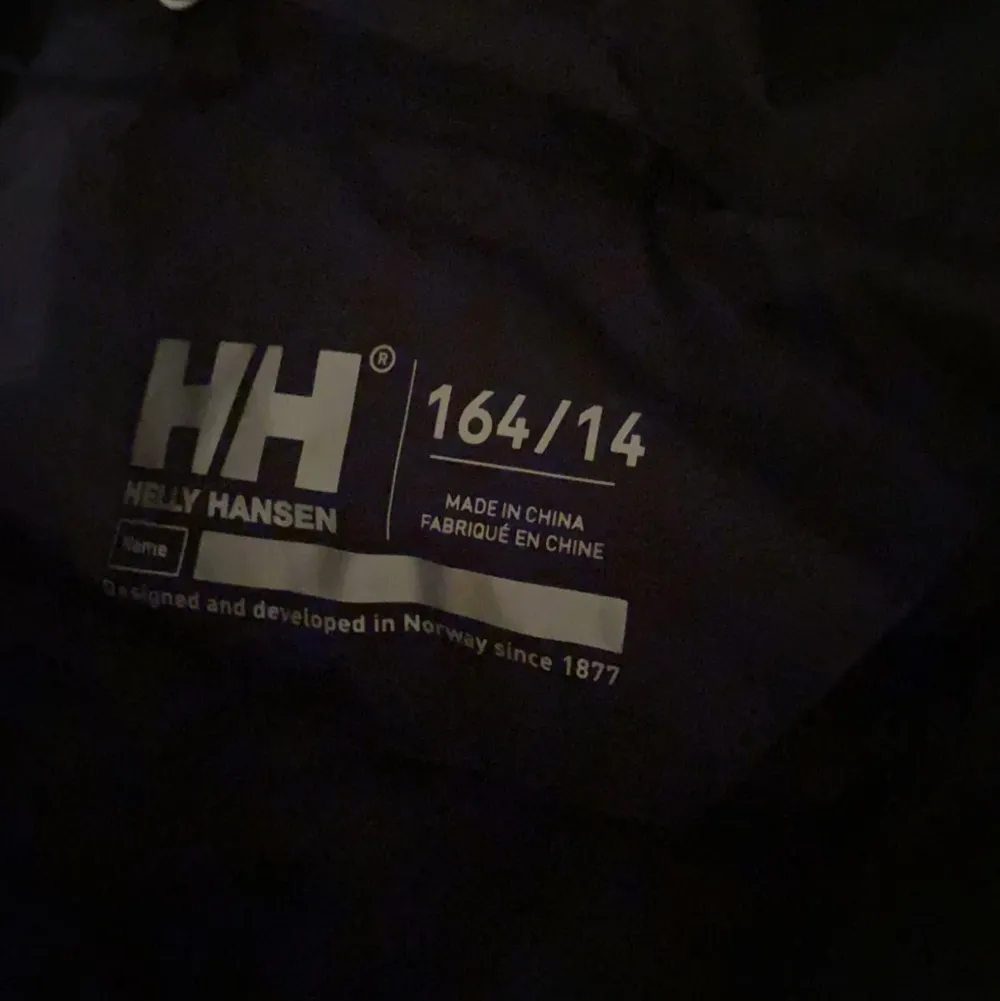 Säljer ett regnsätt från Hellyhansen, aldrig använt, nypris 1199 kr. hör av dig för mer bilder. . Jackor.