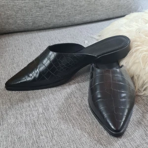 Ormskinnsmönstrade slides - Svarta slides st 42, aldrig använda, spetsig tå med ormskinns mönster från asos. 