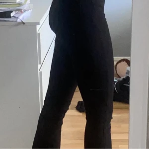 Midwaist svarta bootcut - Ett par midwaist bootcut jeans ifrån gina i strl xxs men passar mig som är xs💗