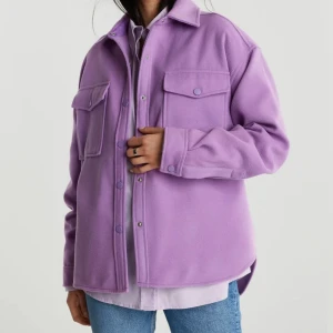 Jacka - Perfekt skjortjacka med oversized fit. Fin lila färg med knappar framtill. Aldrig använd