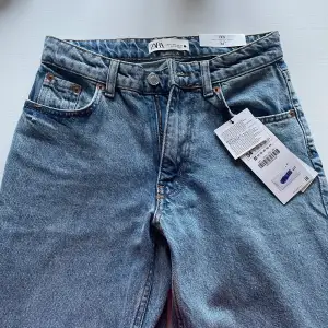 Säljer dessa helt sprillans nya zara midrise jeans som inte kommer till användning då de är för små! Prislapp kvar!💓 Jätte fin tvätt🫶🌊 Ursprungspris 399kr men säljer de för 220kr!!!