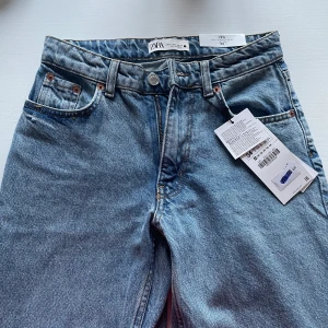 Zara jeans! - Säljer dessa helt sprillans nya zara midrise jeans som inte kommer till användning då de är för små! Prislapp kvar!💓 Jätte fin tvätt🫶🌊 Ursprungspris 399kr men säljer de för 220kr!!!