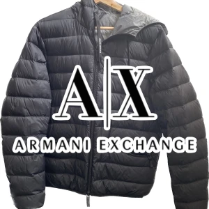 Armani Exchange Pufferjacket Jacka - Armani Exchange Dunjacka i fint skick i storlek S. Köpt 2019 för 1945 från Zalando, kvitto och tags ses på tredje bilden. Använd mycket sparsamt så trots åldern är den fortfarande i fint skick.  Skriv till mig om ni har några frågor :)