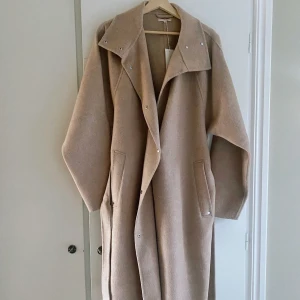 Angie Wrap Coat, Filippa K (small) - Oanvänd kappa i ull och kashmir från Filippa K. Ursprungspris: 12 000kr
