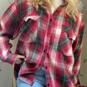 Levis overshirt - En overshirt/tjockare skjorta från Levis! Vintage och supersnygg och unik. Går att använda på flera olika sätt och i bra skick