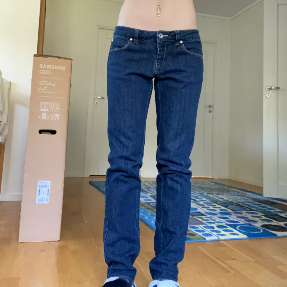 Lågmidjade jeans som är lite för stora för mig men dom är söta💓✨ Jag är ungefär 165 och skulle tänka mig att storleken passar xs/s. Hör av dig om du vill veta mått eller några fler bilder😄Pris kan diskuteras!!!. Jeans & Byxor.