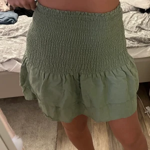 Grön volang kjol - Grön kjol från mango i storlek s. Stretchig i materialet och fin kvalite. Skriv privat för fler bilder eller frågor. Köparen står för frakten 