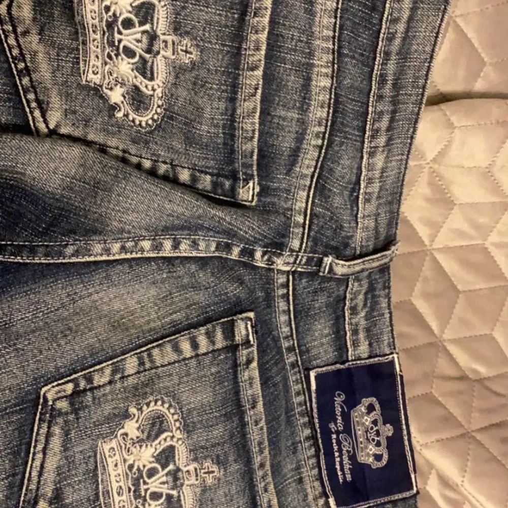Superfina Victoria Beckham jeans i strl 29/32, säljer då dom inte kommer till användning❤️Lägger ut för 400kr men budgivning vid många intresserade! Tryck inte på köp direkt!. Jeans & Byxor.