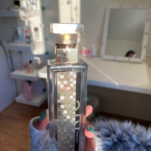 Elizabeth Arden parfym 5th avenue - Säljer denna näst intill oanvända parfymen ifrån Elizabeth Arden🤍.  Orginalpris ungefär 200 kr✨✨ Postas med blått paket för 45 kr, ej spårbart om inget annat önskas 💜
