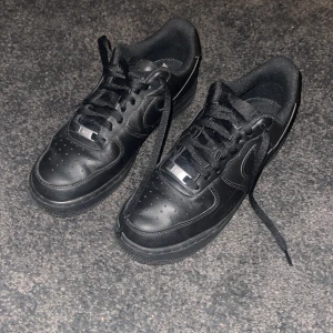Nike Airforce 1 Black - Säljer mina airforce då jag inte vill ha dom mer, den är lite creasade men det kan man inte undvika när man använder dom. Inget är trasigt och dom är hela.