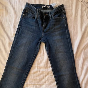 Lågmidjade jeans  - Dessa är i modellen 714 straight. Dom är väl använda och därmed lite slitna mellan benen. 