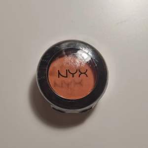 Säljer en helt ny NYX ögonskugga i färgen LOL, en fin orange färg. Kollar om det finns intresse  ❗️Köp inte direkt, jag tar swish❗️