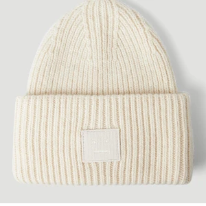 Acne mössa - Säljer min kära acne mössa. Använd förra vintern. ❤️tryck INTE på köp nu! Skriv för fler bilder. 