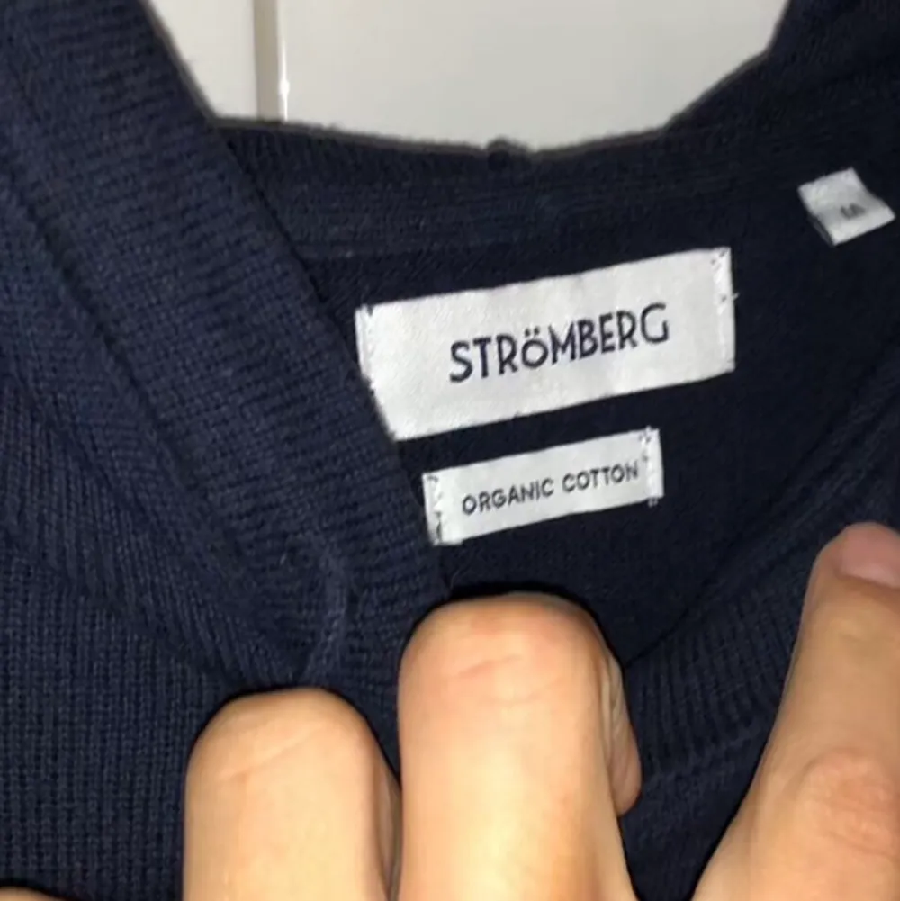 Tjena säljer en super snygg merinoull tröja ifrån Strömberg. Knappt använd då den va lite för liten sä skick är 9,5:10 så ett riktigt kap nu inför vintern. Stickat.