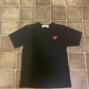 Comme des Garçons Play tshirt - Passar Xs/S. Inga flaws! Är 179 cm lång
