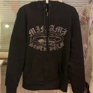 svart zip-up hoodie  - en fin zip-up hoodie som jag köpt från småföretaget ”minami stockholm”, är i fint skick 