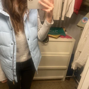 Väst - Fin blå väst, väldigt bra skick! Finns även en luva till som man kan ta av💕 Storlek 40 men sitter bra oversized på mig som är 164❣️ Skriv för mer info!!