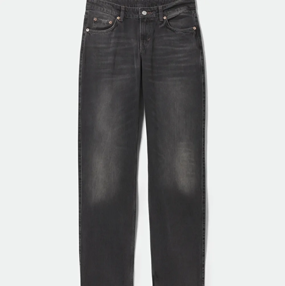 Säljer dessa lågmidjade jeansen från Weekday i modellen Arrow Low Straight💕. Är endast använda några gånger och nästan helt utsålda på weekdays hemsida. Köpte för 590kr🌸. Skriv ifall ni undrar över något! ⚠️ANVÄNDER MIG INTE AV KÖP NU FUNKTIONEN⚠️. Jeans & Byxor.