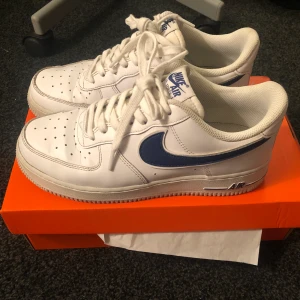 Nike Airforce 1 deep royal  - Nike airforce 1 07 3. Färg deep royal. Storlek EUR 40 UK 6. Knappt använda och är i bra skick. Nypris 1200kr. Köpta på footish 💗