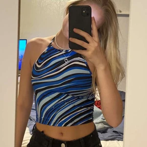 Blå topp - Säljer denna blå vit randiga topp från shein som man knyter i ryggen. storlek Xs 