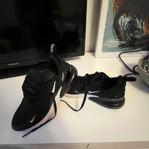 Nike Air Max 270 - Nike Air Max 270 i strl. 36,5. Använda enstaka gång. 