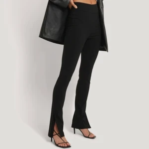 Svarta byxor - Säljer dessa byxor ifrån NAKD i storlek 34, helt nya med alla lappar kvar🤍 nypris 400kr