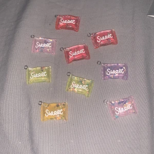 Sweets berlocker🎸⚡️😻 - Säljer dessa 9 sweets berlocker !🫶🏼😻⚡️🎸 bild nmr 3 är gåvan som man då får gratis!🫶🏼