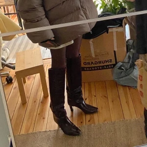 Boots massimo dutti - Skiitsnygga boots i storlek 39. Äkta läder. Omsulade så det funkar fint på vintern även om det är halt!   Vinröda   Nypris ca 2000