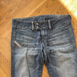 Disel Jeans - Säljer mina Disel jeans. Passar för någon som är ungefär 165-170 cm lång, motsvarar storlek XS. Modellen är straight. Bra kvalitet och inga skador.  Midjemått: 38 cm rakt över  Innerbenslängd: 79 cm
